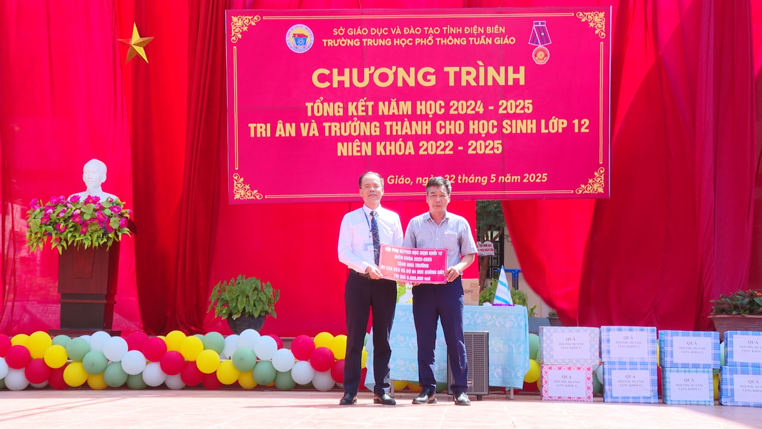 Ban Đại diện cha mẹ học sinh tặng quà lưu niệm nhà trường