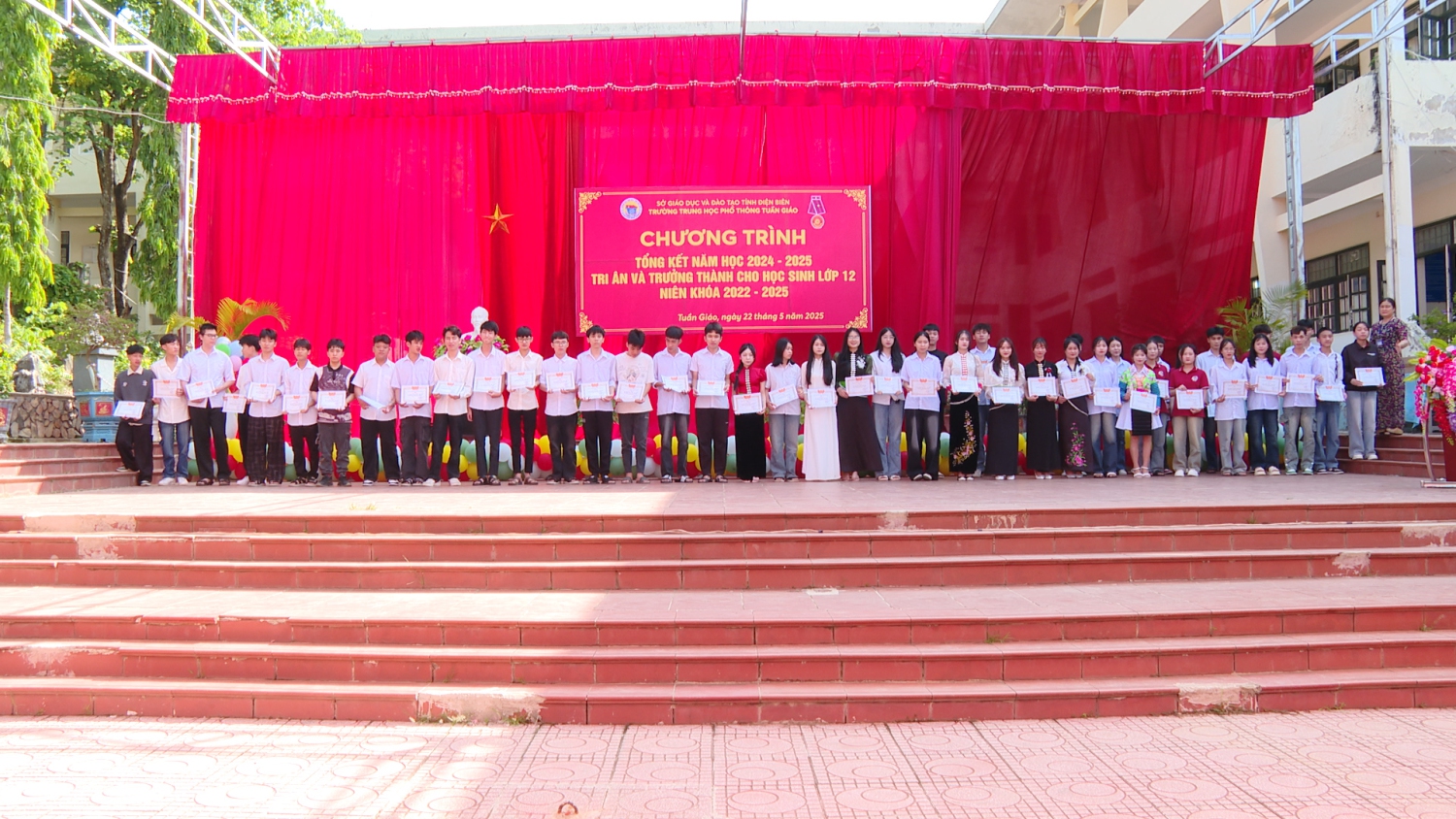 BGH nhà trường tặng giấy khen cho học sinh giỏi