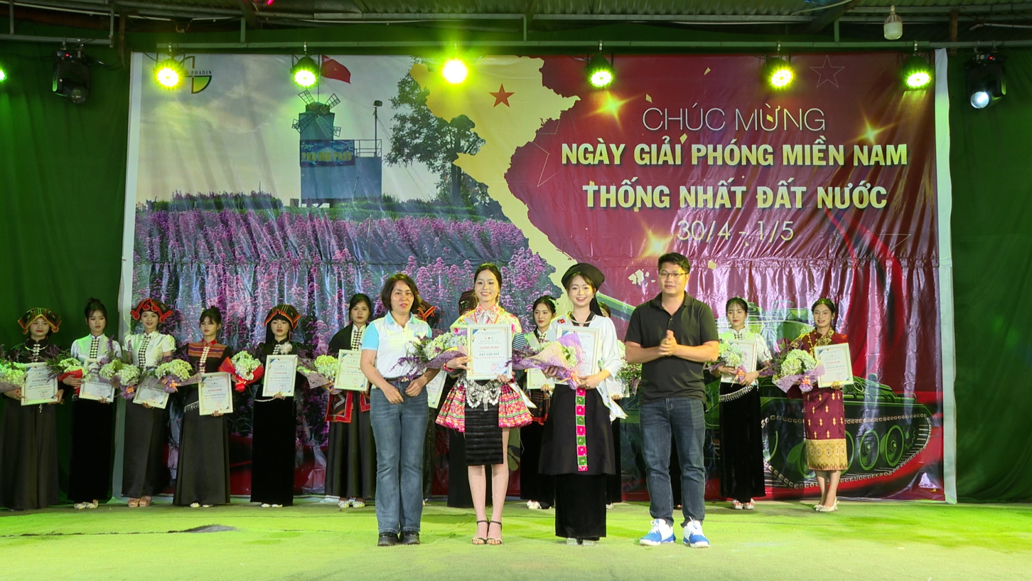 BTC trao giải nhì, giải ba cho 2 thí sinh