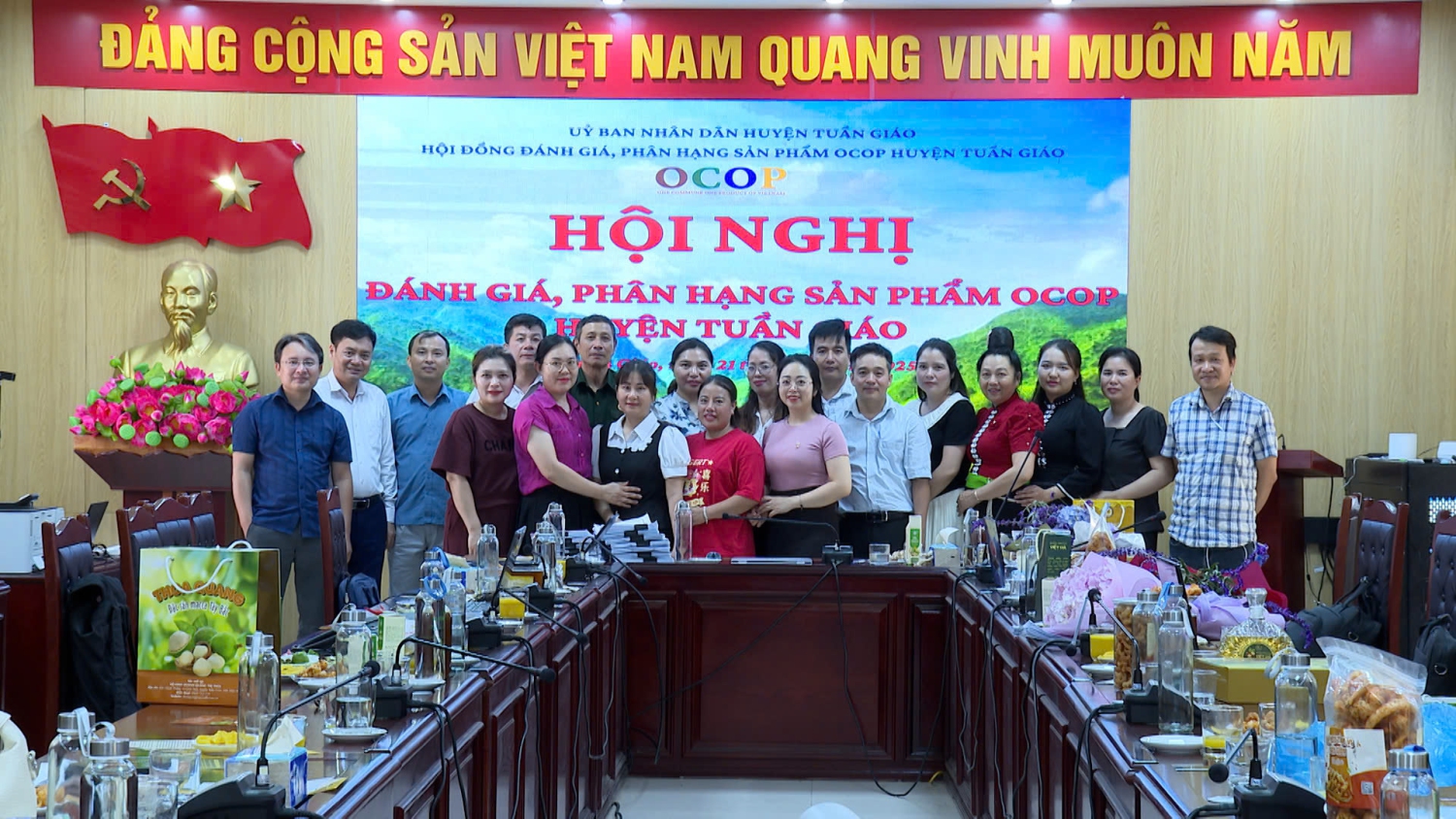 CÁC ĐẠI BIỂU THAM DỰ HN BÌNH XÉT ĐÁNH GIÁ SẢN PHẨM