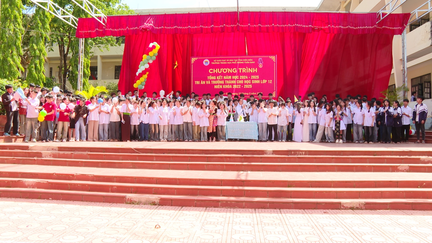 Cắt bánh sinh nhật tuổi 18 của học sinh khối 12