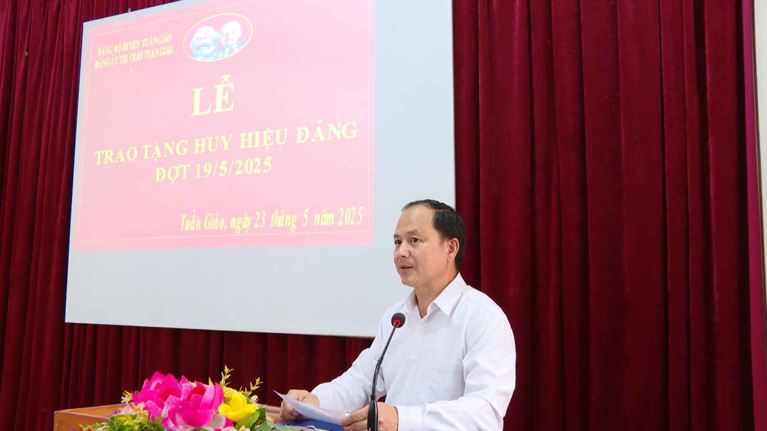 Đồng chí Giàng A Dơ UVBTV Huyện uỷ, Bí thư Đảng uỷ Thị trấn Tuần Giáo phát biểu tại buổi lễ