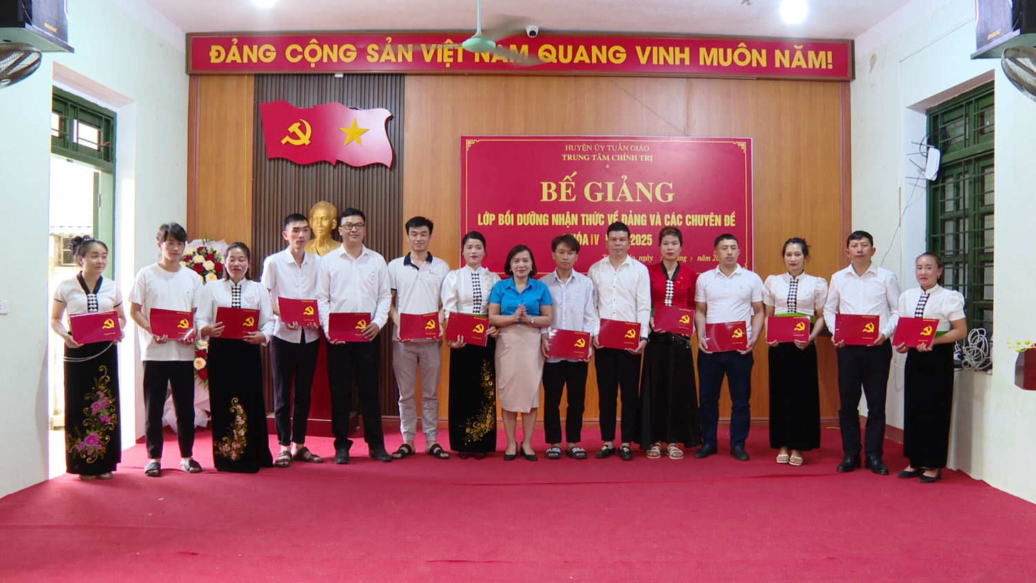Đồng chí Nguyễn Thị Thảo UVBTV, Trưởng ban Tuyên giáo Dân vận Huyện uỷ, Giám đốc Trung tâm Chính trị huyện trao giấy chứng nhận cho học viên