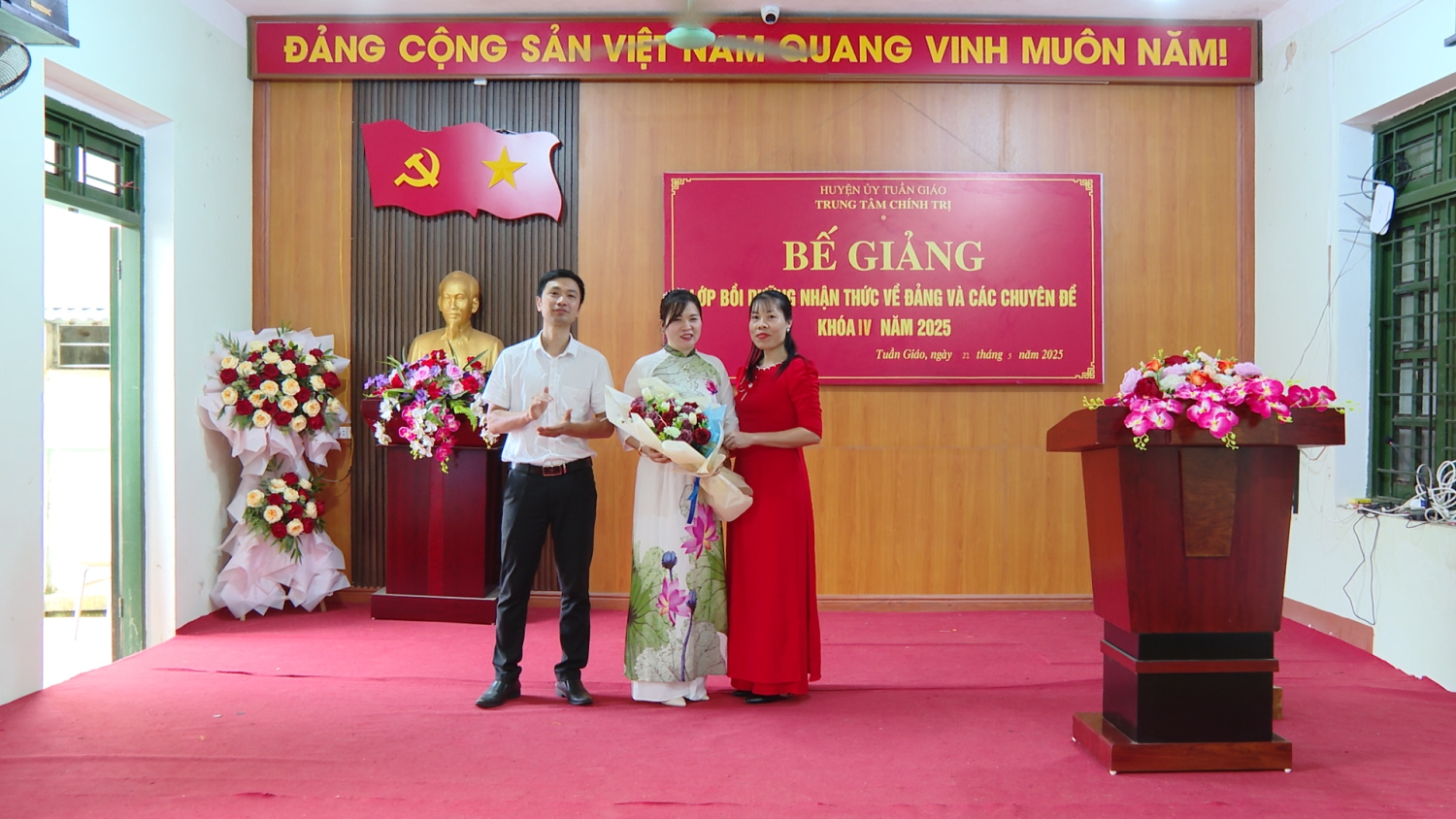 Học viên tặng hoa cho Trung tâm Chính trị