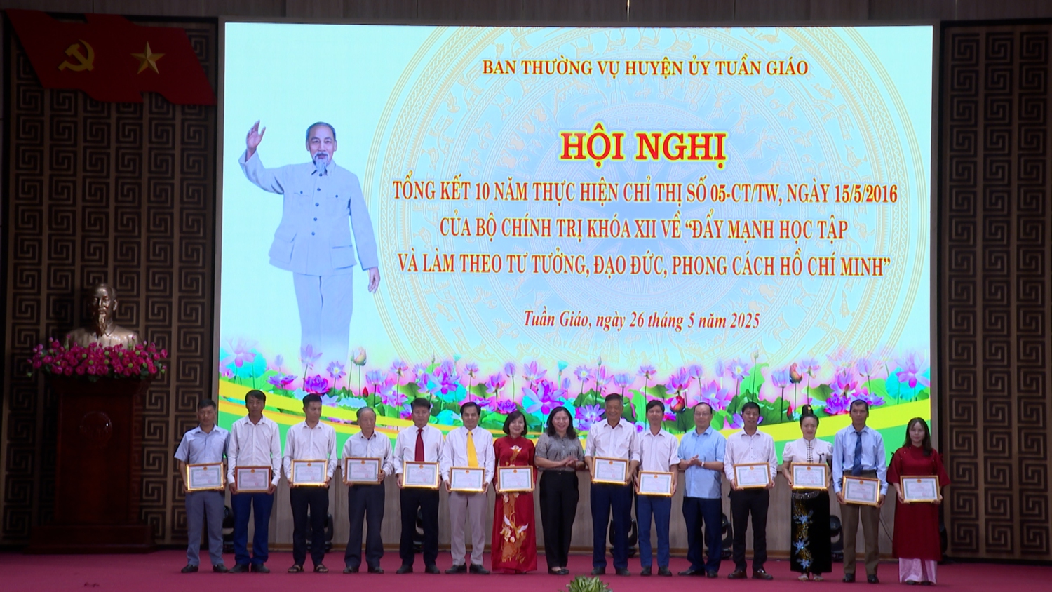 KHEN THƯỞNG CHO CÁC CÁ NHÂN