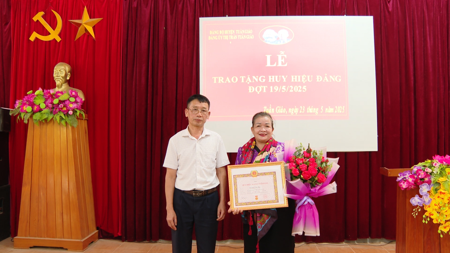 Lãnh đạo thị trấn Tuần Giáo trao tặng huy hiệu 30 năm tuổi đảng cho đảng viên