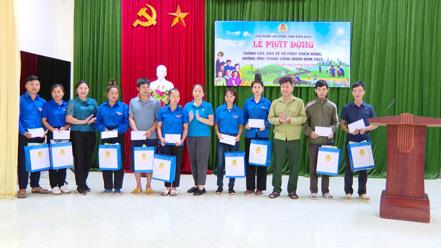 Lãnh đạo tỉnh, huyện tặng quà cho đoàn viên có hoàn cảnh khó khăn nhân dịp Tháng Công nhân năm 2025