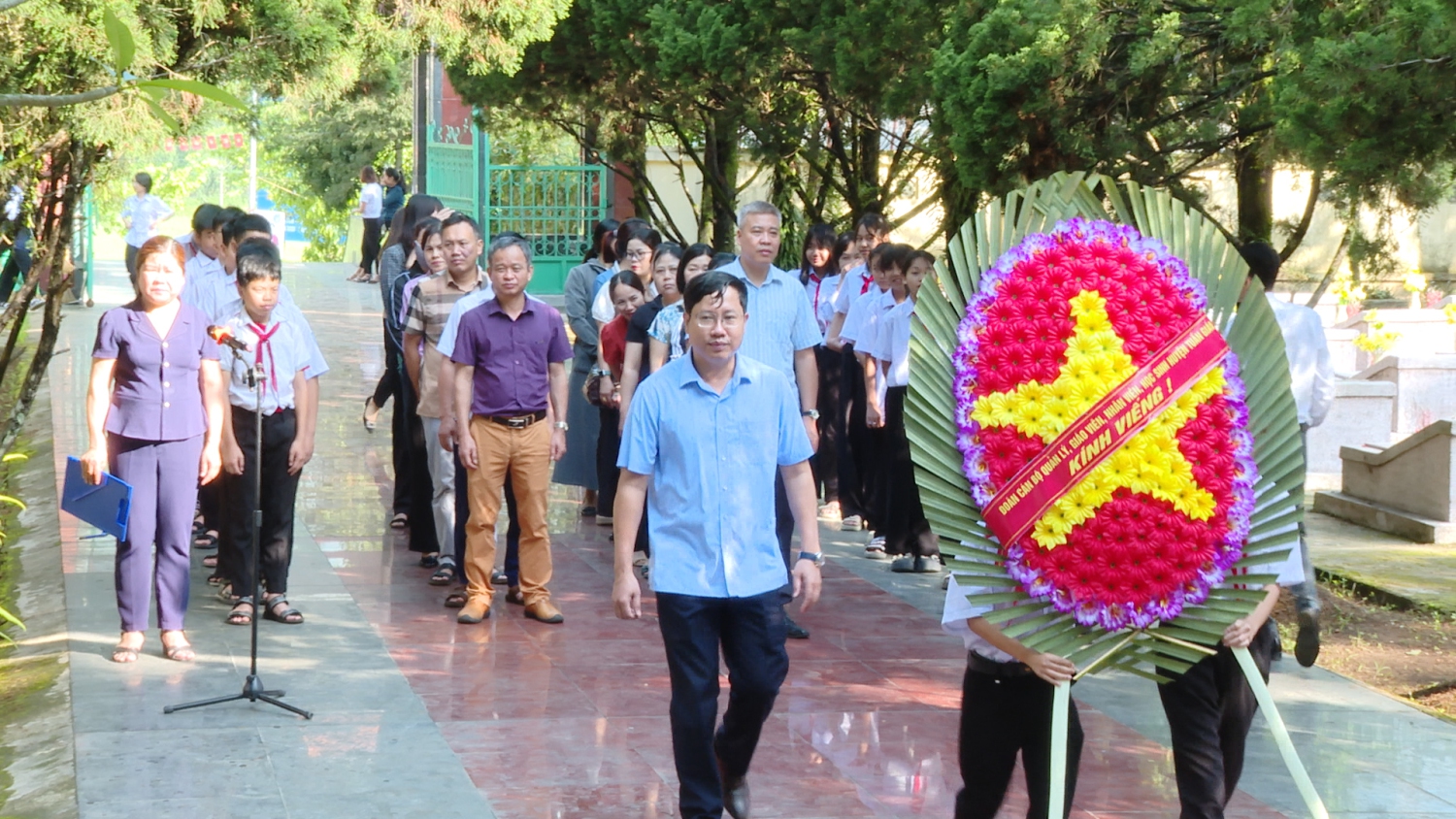 Ông Đỗ Văn Sơn Huyện uỷ viên, Trưởng Phòng Giáo dục và Đào tạo huyện đặt vòng hoa