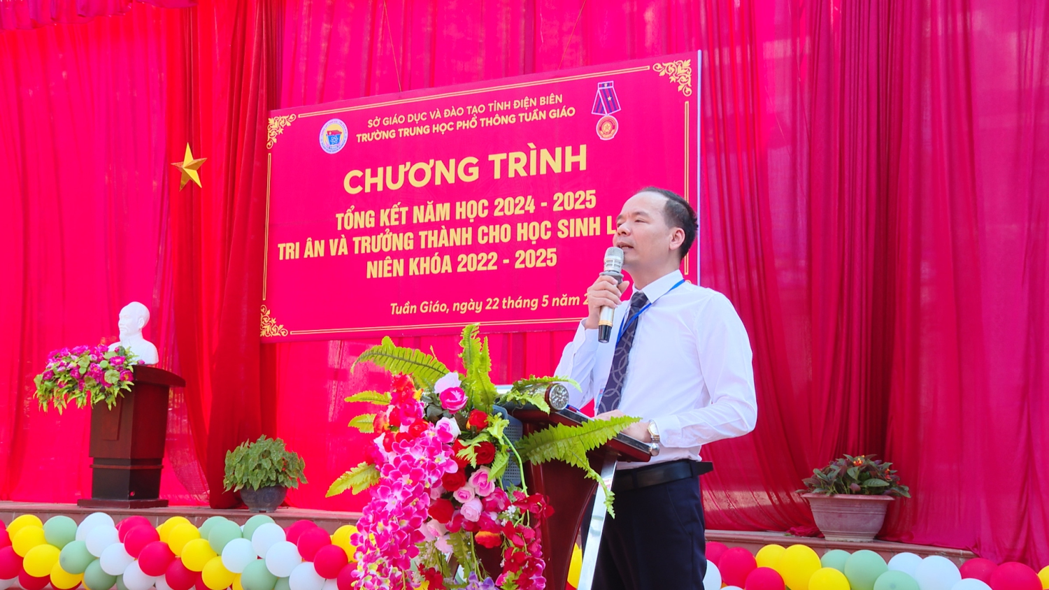 Thầy Bùi Trung Thành Bí thư chi bộ Hiệu Trưởng Trường THPT Tuần Giáo phát biểu tại buổi tổng kết