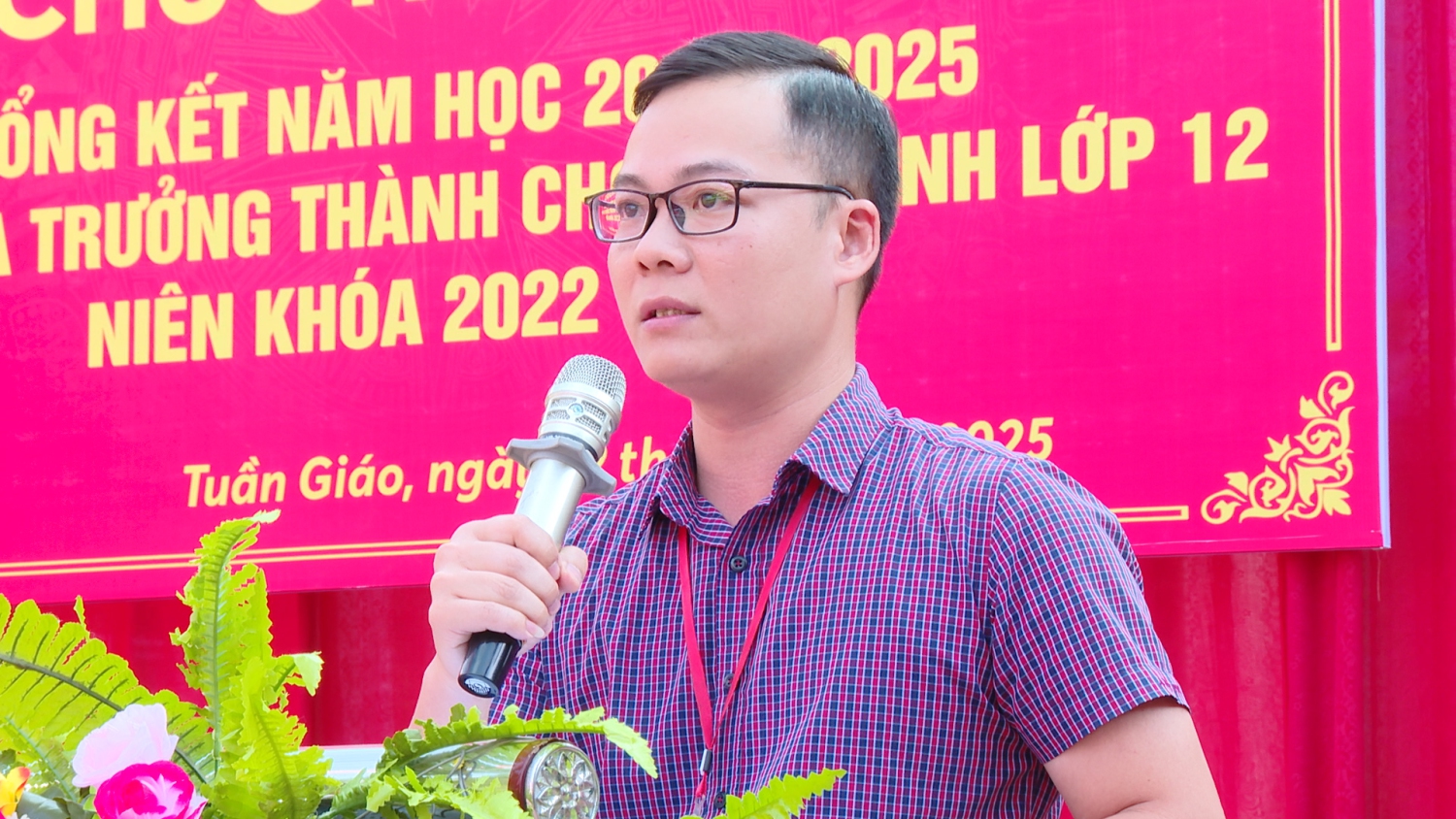 Thầy Nguyễn Anh Quân Phó hiệu trưởng nhà trường Báo cáo tổng kết năm học