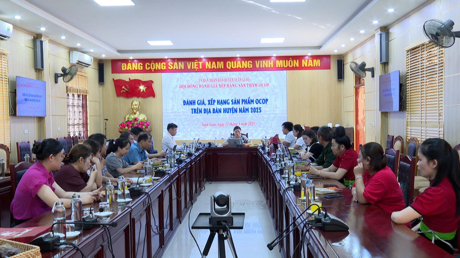TOÀN CẢNH CUỘC HỌP BÌNH XÉT ĐÁNH GIÁ SẢN PHẨM OCOP NĂM 2025
