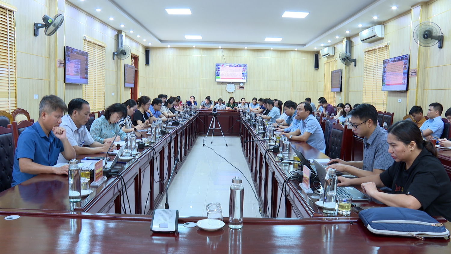 CÁC ĐẠI BIỂU DỰ TẠI ĐIỂM CẦU HĐND&UBND HUYỆN