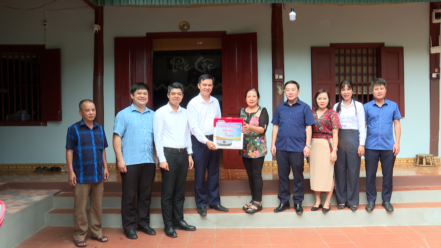 CÁC ĐỒNG CHÍ LÃNH ĐẠO HUYỆN THĂNG TẶNG QUÀ GIA ĐÌNH BÀ TRẦN THỊ THU, KHỐI TRƯỜNG XUÂ THỊ TRẤN TUẦN GIÁO