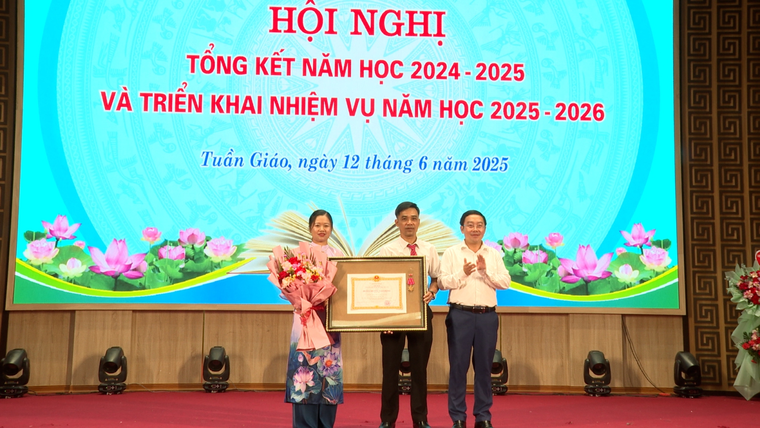 Đ GIÀNG A DẾ TRAO HUÂN CHƯƠNG LAO ĐỘNG HẠNG NHÌ CHO TRƯỜNG THCS QUÀI CANG