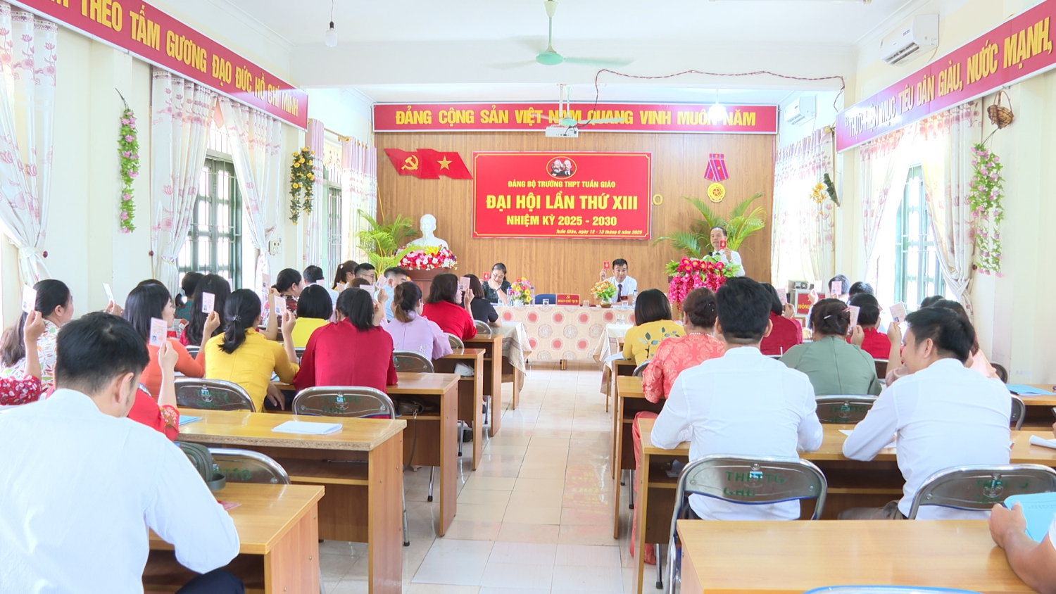 Đại hội giơ biểu quyết