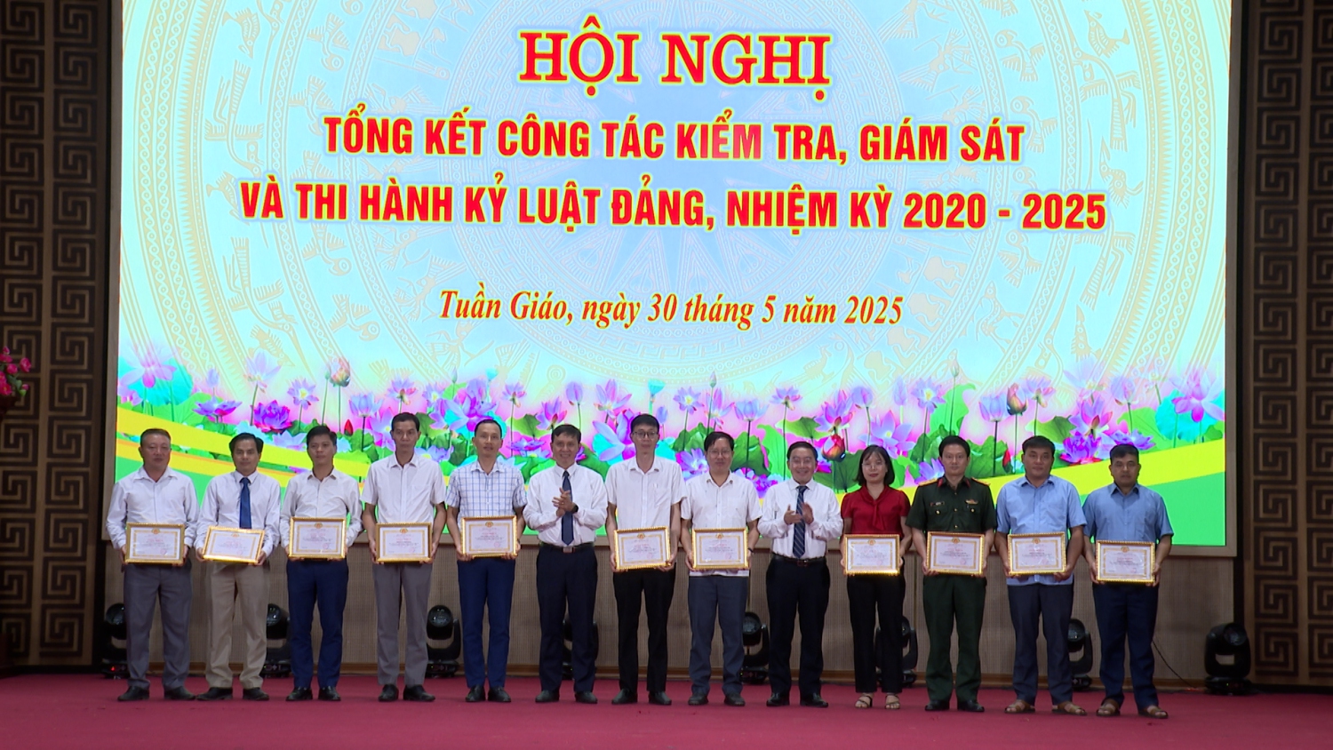 ĐC ĐINH BẢO DŨNG VÀ ĐC GIÀNG A DẾ KHEN THƯỞNG CHO CÁC TẬP THỂ ĐIỂN HÌNH