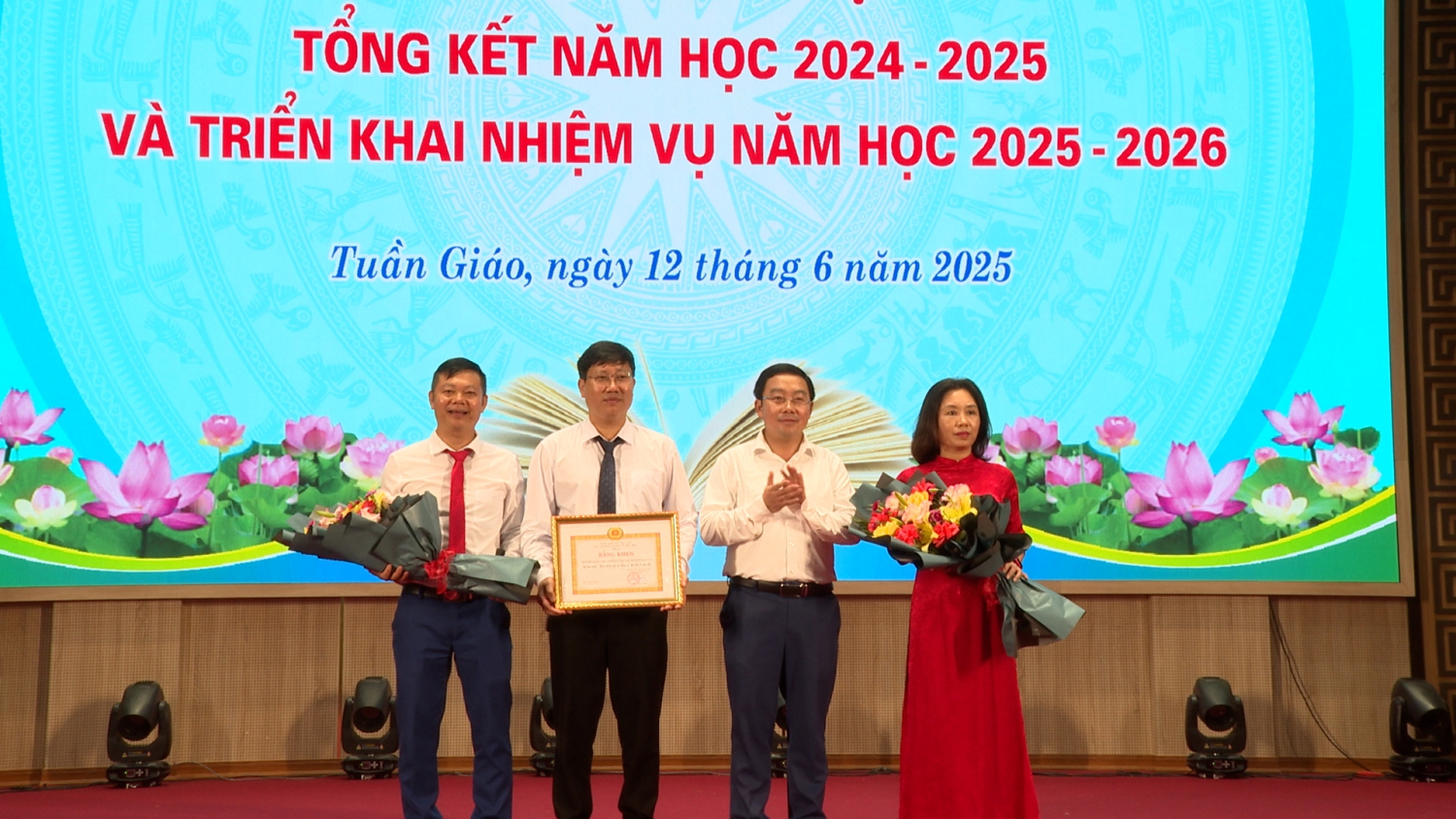 ĐC GIÀNG A DẾ TẶNG BẰNG KHEN CHO TẬP THỂ PHÒNG GD&ĐT HOÀN THÀNH XUẤT SẮC NHIỆM VỤ 5 NĂM