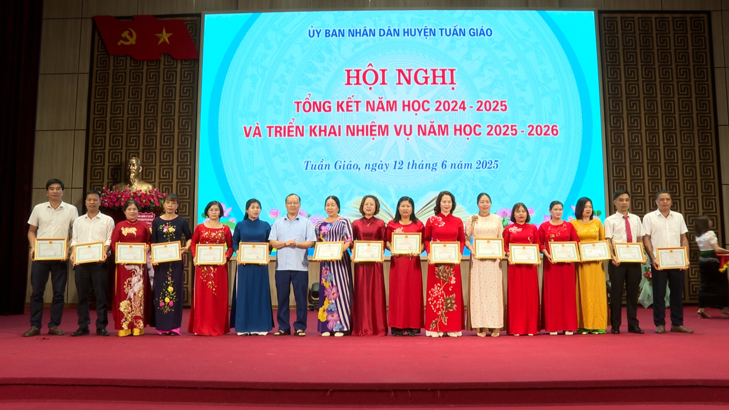ĐC MÙA VA HỒ TẶNG GIẤY KHEN CHO 17 TẬP THỂ CÓ THÀNH TÍCH XUẤT SẮC