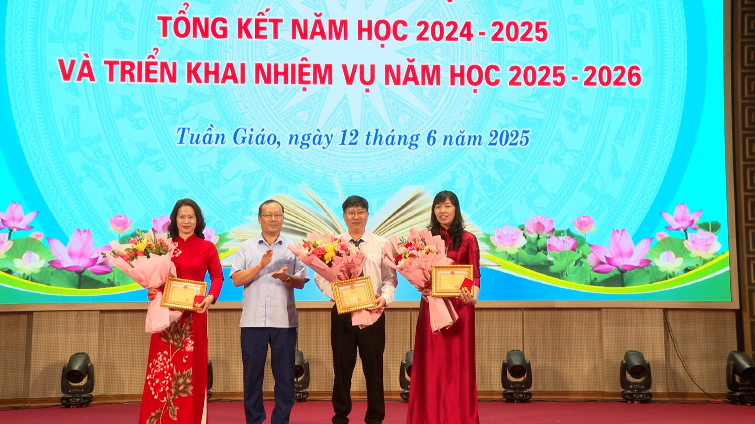 ĐC MÙA VA HỒ TẶNG KỶ NIỆM CHƯƠNG CHO CÁC CÁ NHÂN