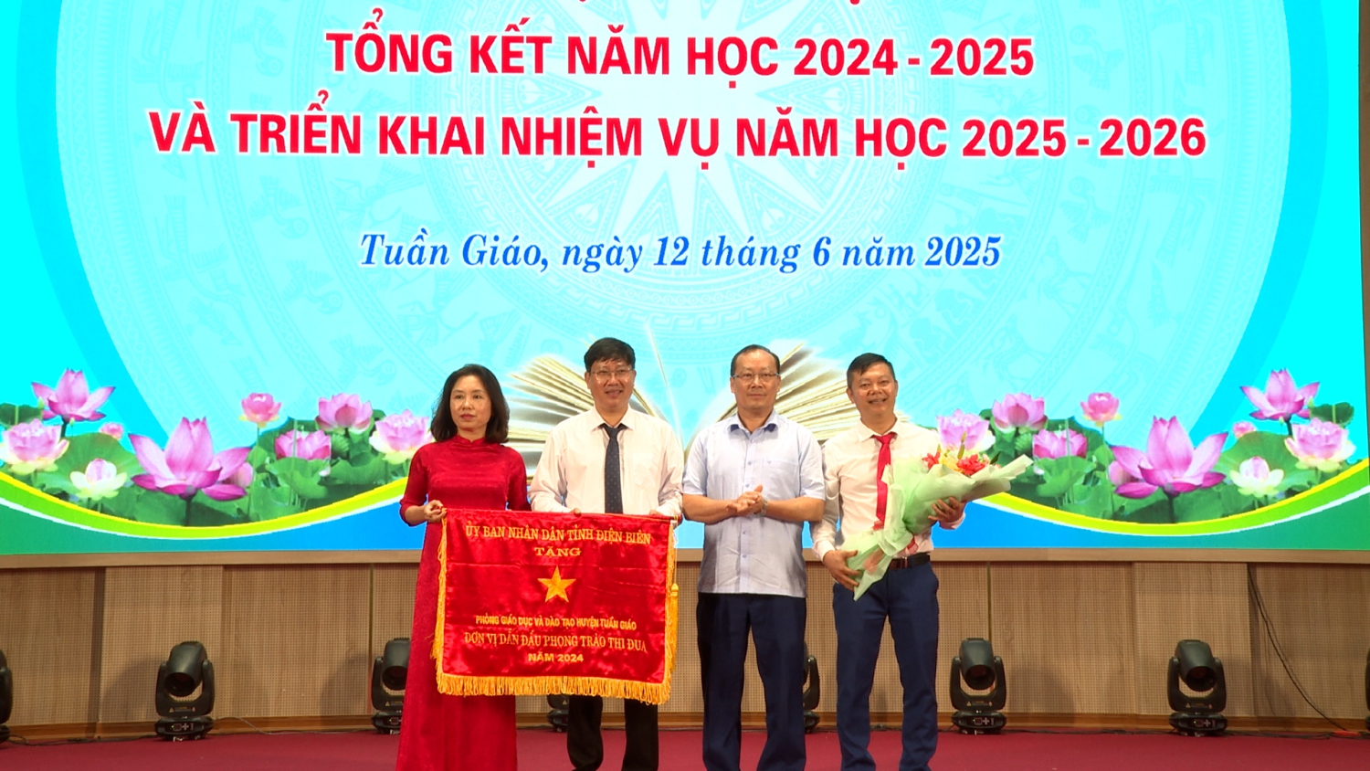 ĐC MÙA VA HỒ TRAO CƠ THI ĐUA CHO TẬP THỂ PHÒNG GD&ĐT HUYỆN