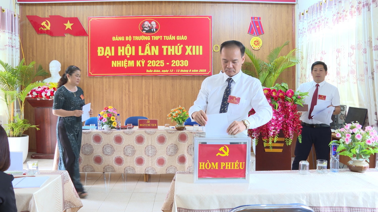 Đoàn Chủ tịch Đại hội bỏ phiếu bầu BCH khoá mới