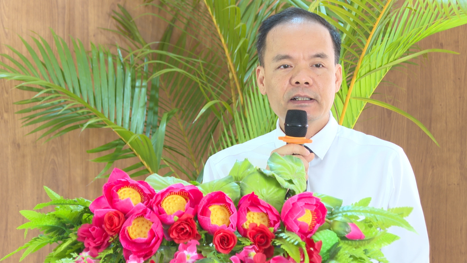 Đồng chí Bùi Trung Thành Bí thư Đảng bộ, Hiệu trưởng Trường THPT Tuần Giáo phát biểu tại Đại hội