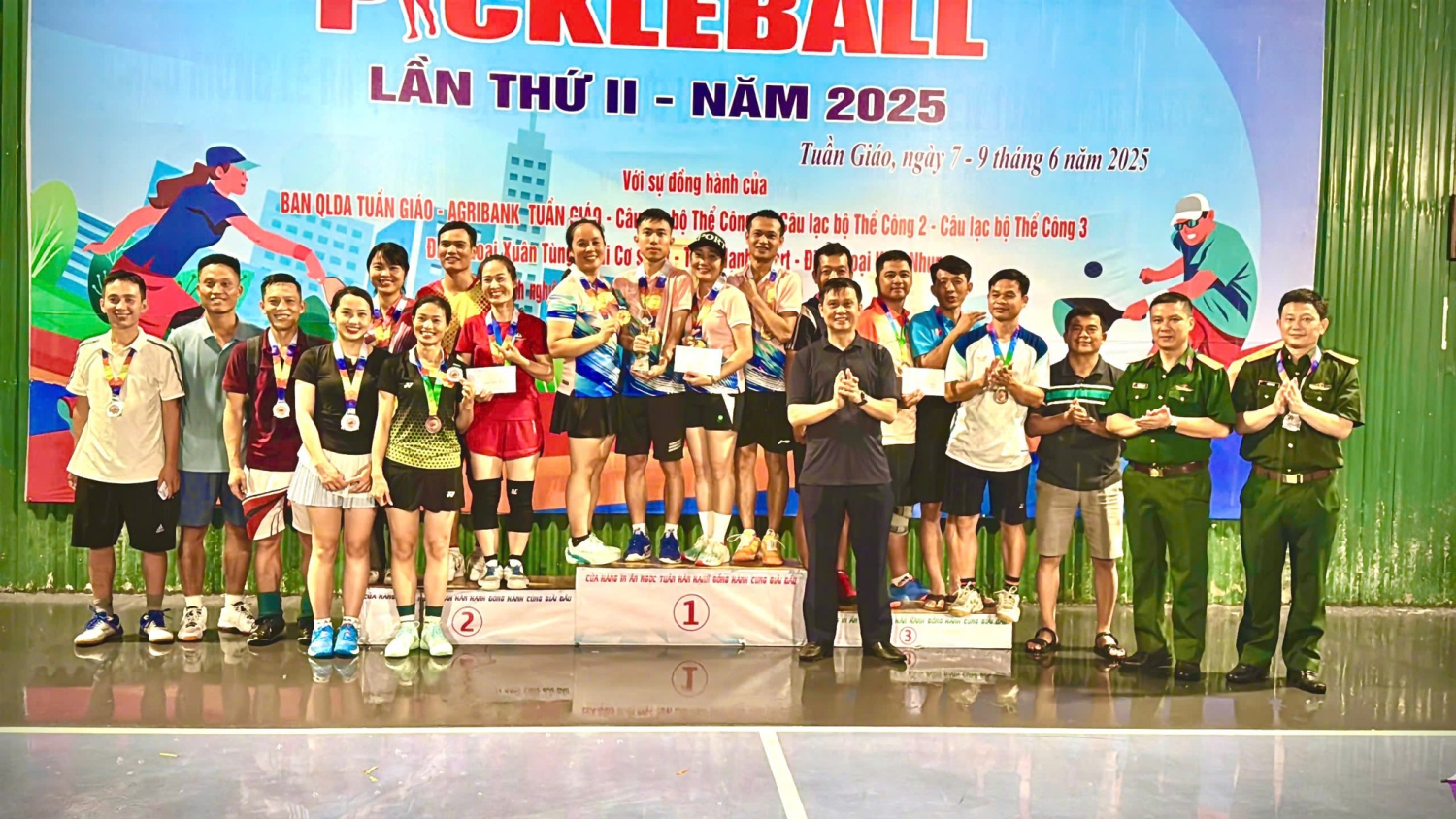 Đồng chí Đinh Bảo Dũng Tỉnh uỷ viên, Bí thư Huyện uỷ Tuần Giáo chụp ảnh lưu niệm cùng các VĐV (1)
