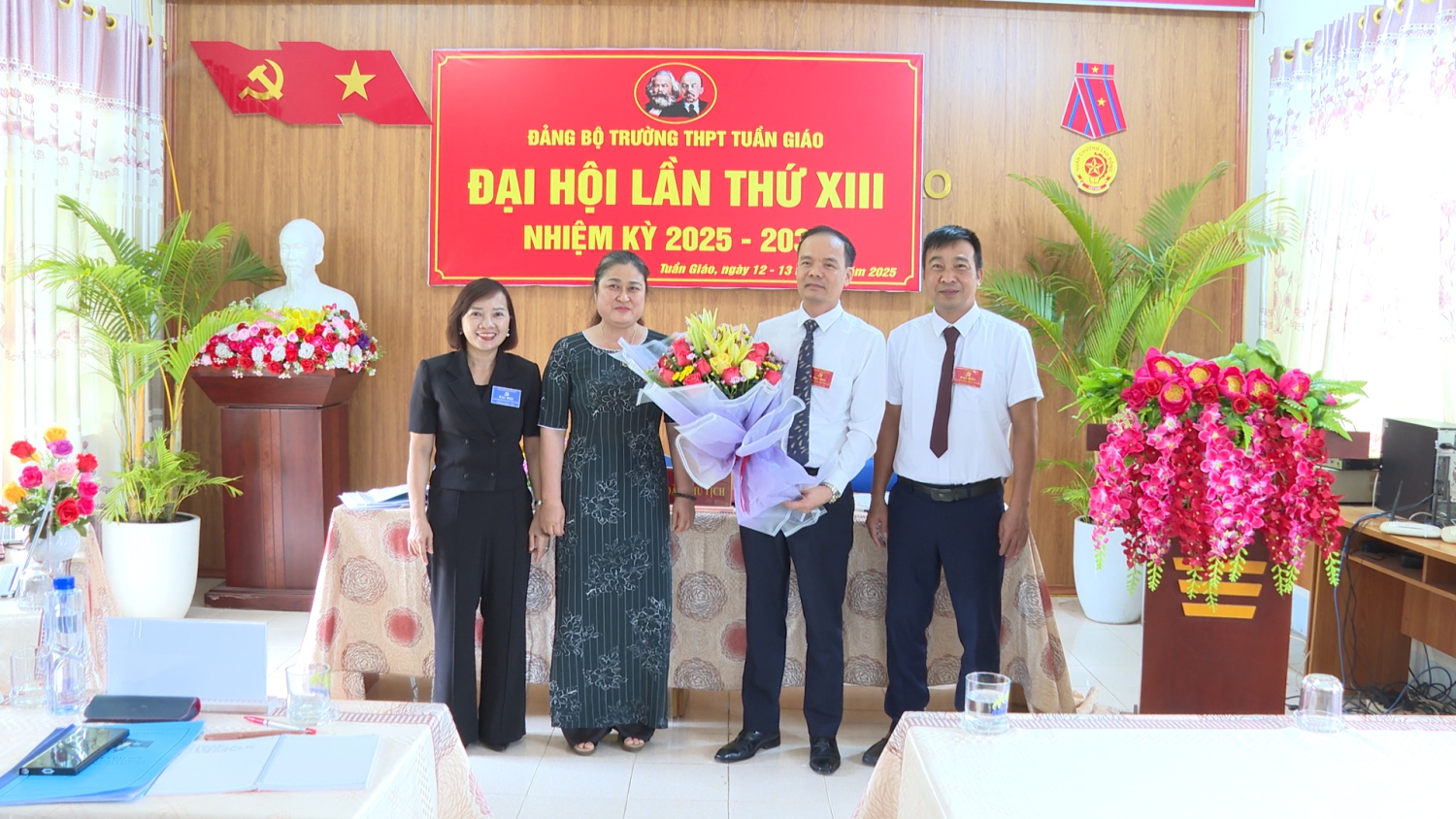 Đồng chí Nguyễn Thị Thảo UVBTV, Trương Ban Tuyên giáo và Dân vận Huyện uỷ, Giám đốc Trung tâm Chính trị huyện tặng hoa chúc mừng Đại hội