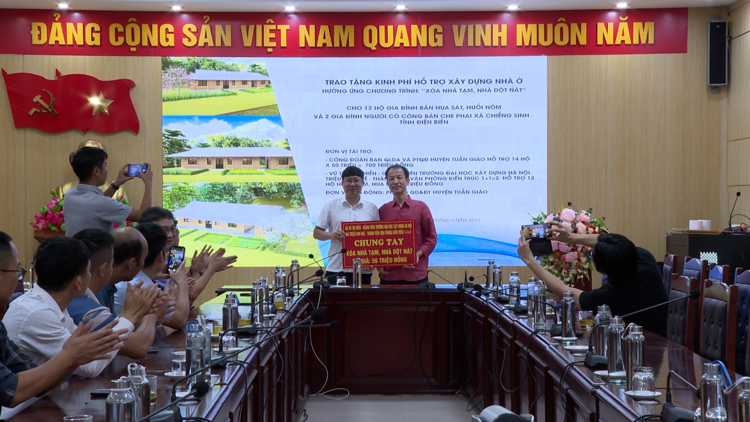 kiến trúc sư Hoàng Thúc Hào Phó chủ tịch hiệp hội kiến trúc Việt Nam đại diện văn phòng kiến trúc trao kinh phí hõ trợ