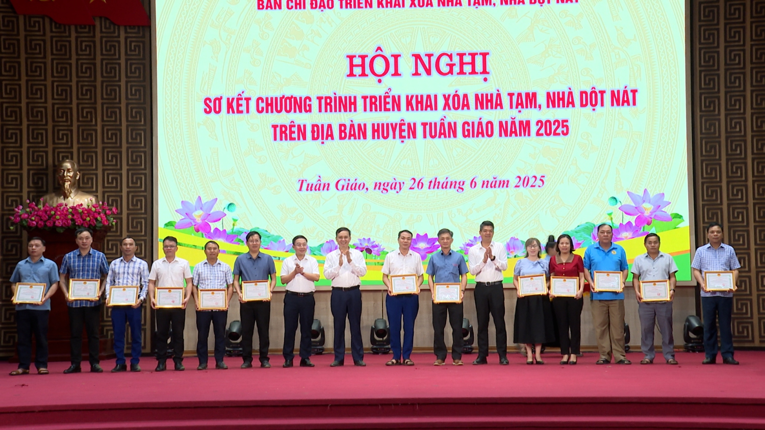 LÃNH ĐẠO HUYỆN TUẦN GIÁO KHEN THƯỞNG CHO CÁC TẬP THỂ CÓ THÀNH TÍCH XUẤT SẮC TRONG CƯƠNG TRÌNH XÓA NHÀ TẠM