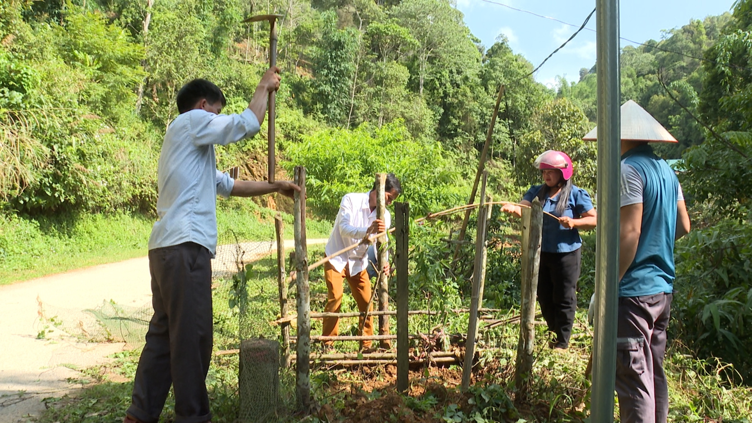 NGƯỜI DÂN CÙNG CHUNG TAY CHĂM SÓC CÂY ĐÀO